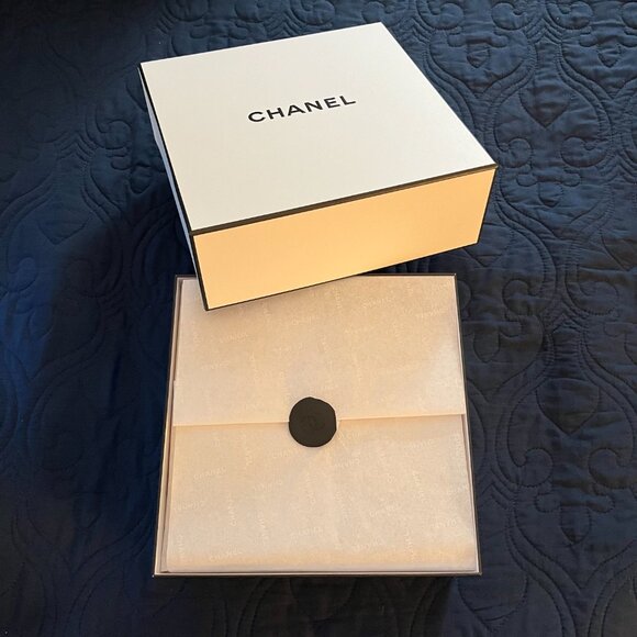 NEW CHANEL 3-Pc. Ultimate Allure Makeup Set w/ White Pouch, Lipstick and Mascara - Picture 4 of 11